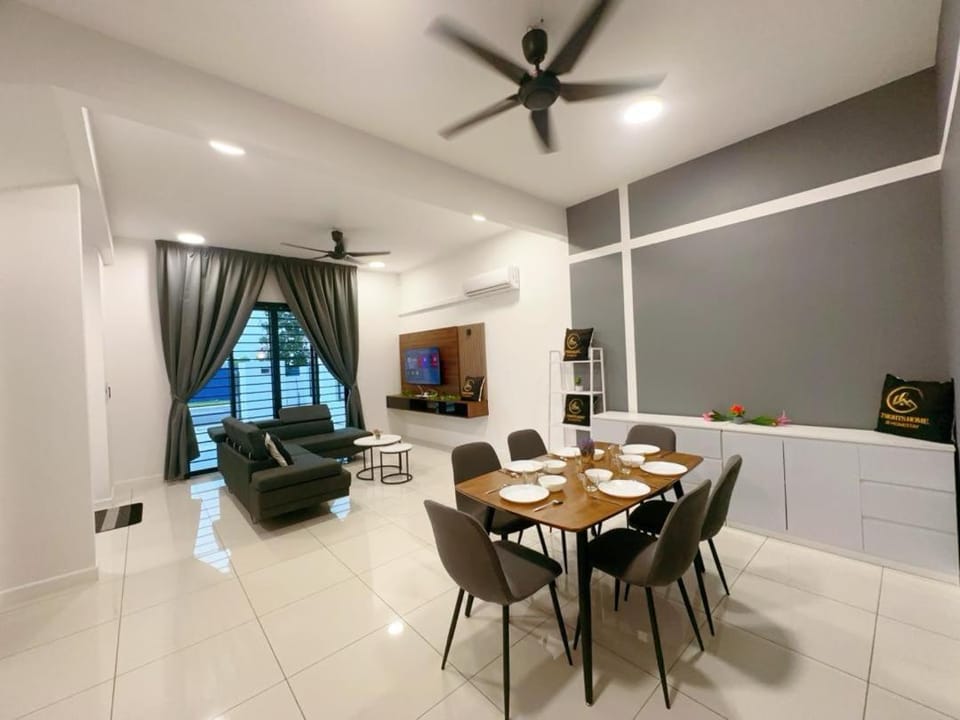 Communal lounge/ TV room, TV and multimedia, Living room, Seating area, Dining area, Evening entertainment