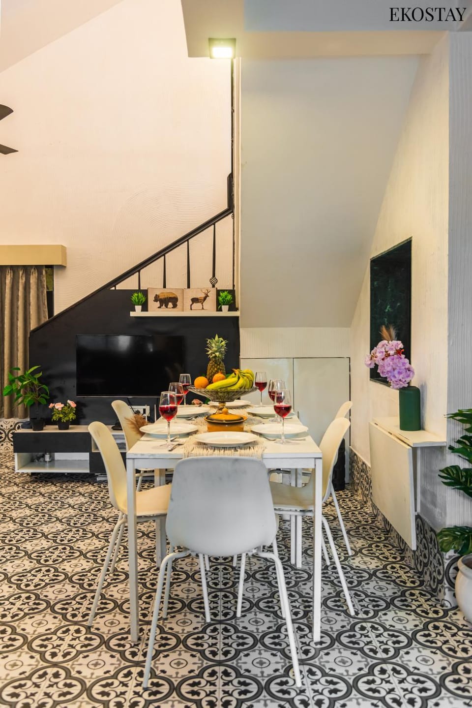 Living room, Food and drinks, Seating area, Dining area, Food