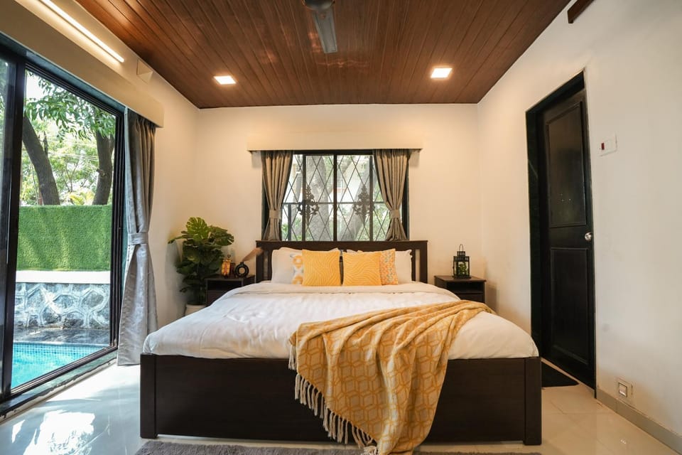Bed, Photo of the whole room, Bedroom, Pool view, Swimming pool
