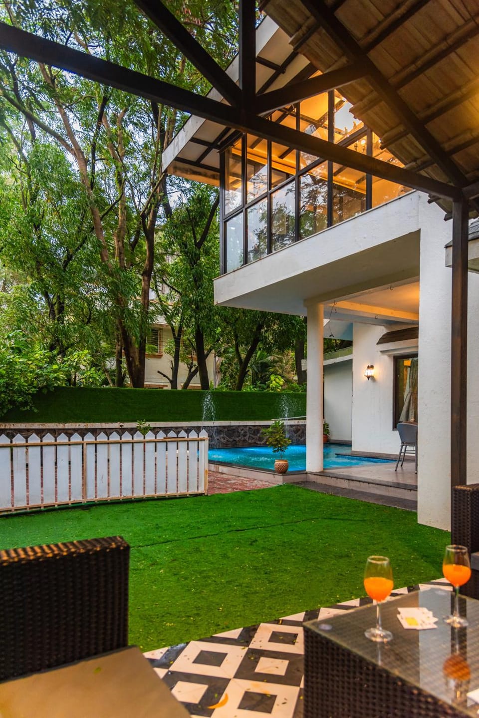 Property building, Spring, Day, Garden, View (from property/room), Food and drinks, Swimming pool, Drinks