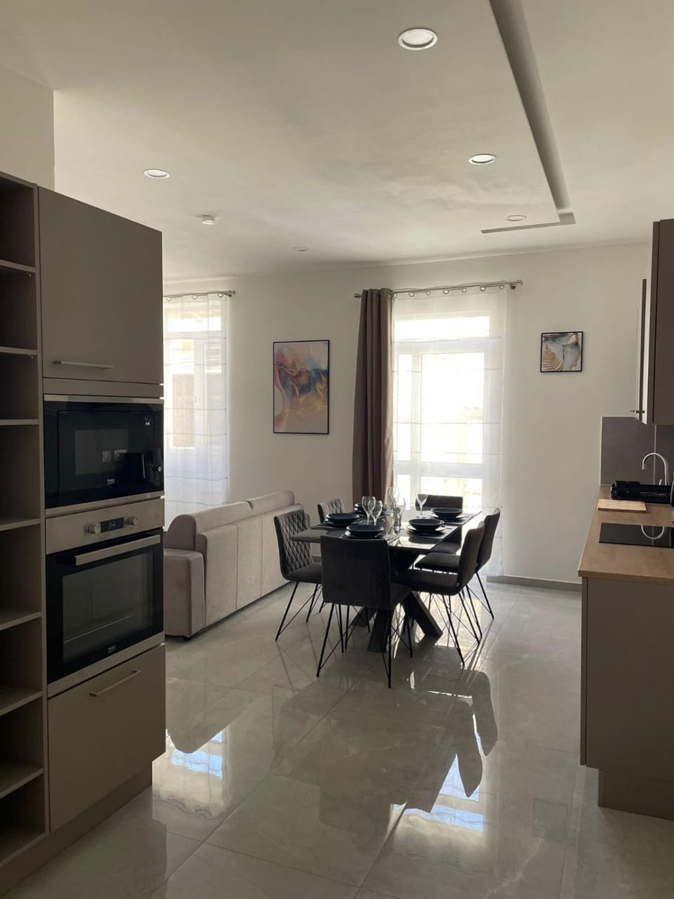 Kitchen or kitchenette, Dining area