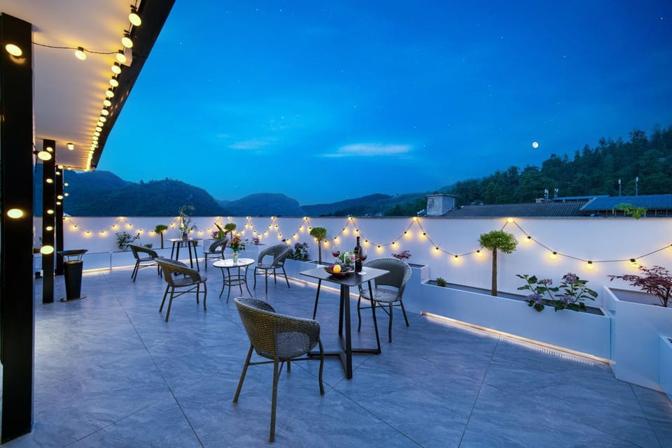 Restaurant/places to eat, Night, Natural landscape, Solarium, View (from property/room), Balcony/Terrace, Balcony/Terrace, Banquet/Function facilities, Mountain view
