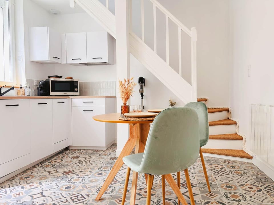 Kitchen or kitchenette, Dining area, dishwasher, stove