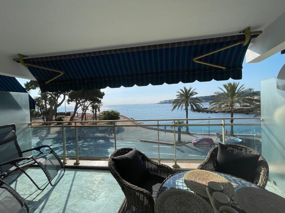 Appartement Antibes terrasse en front de mer Apartment in Antibes