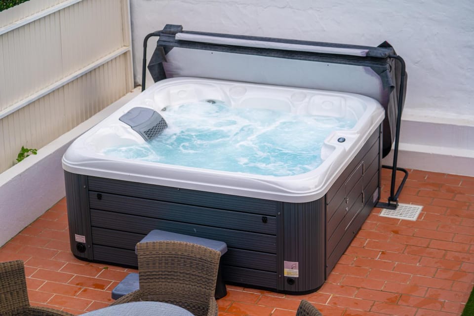 Hot Tub, Seating area