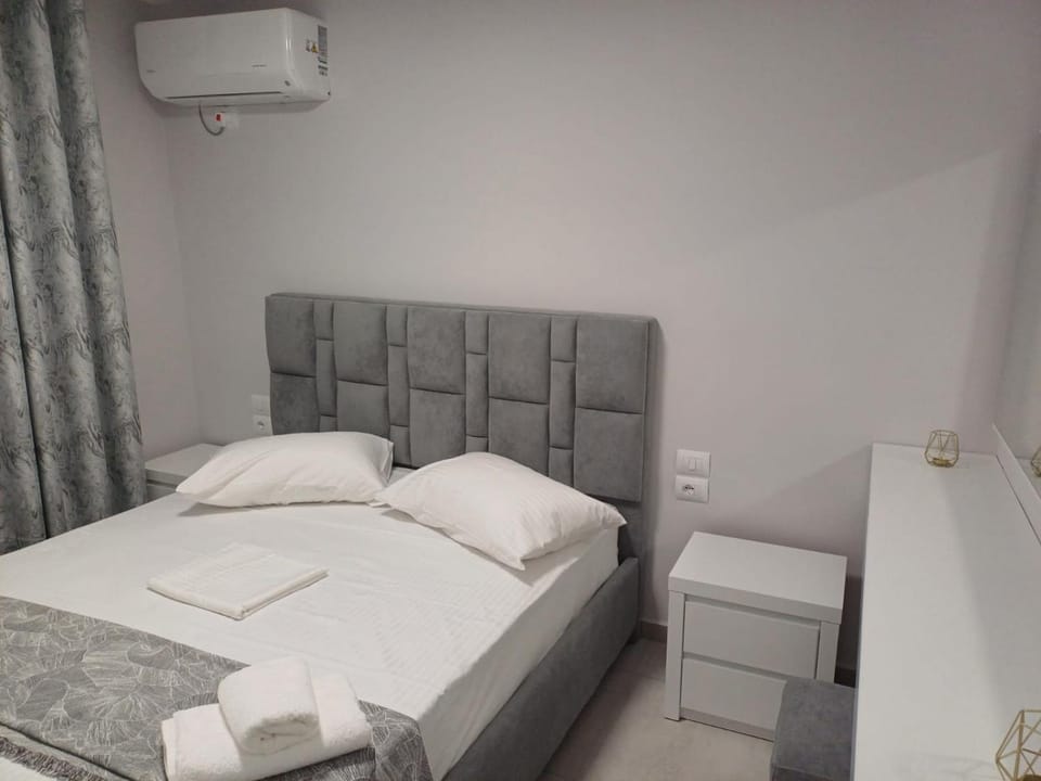 Bed, Bedroom, towels, air conditioner