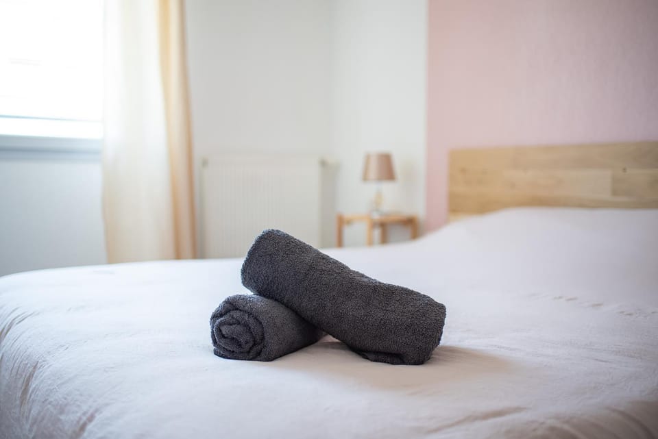 Bed, Bedroom, towels