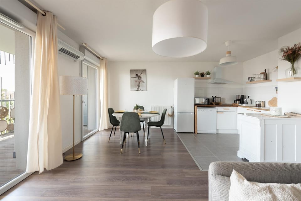 Kitchen or kitchenette, Living room, Seating area, Dining area