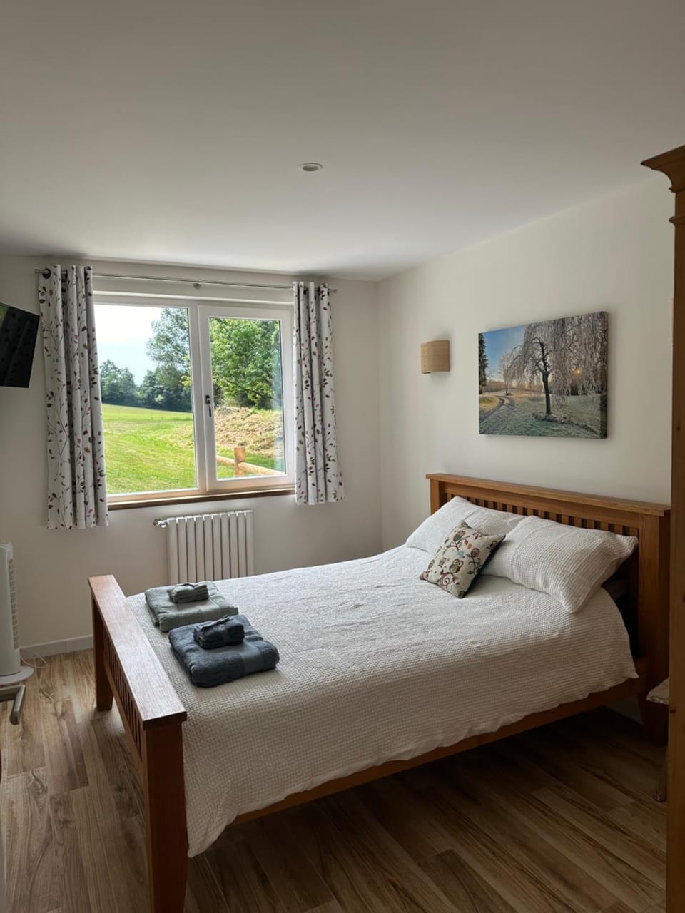 Bed, TV and multimedia, Bedroom