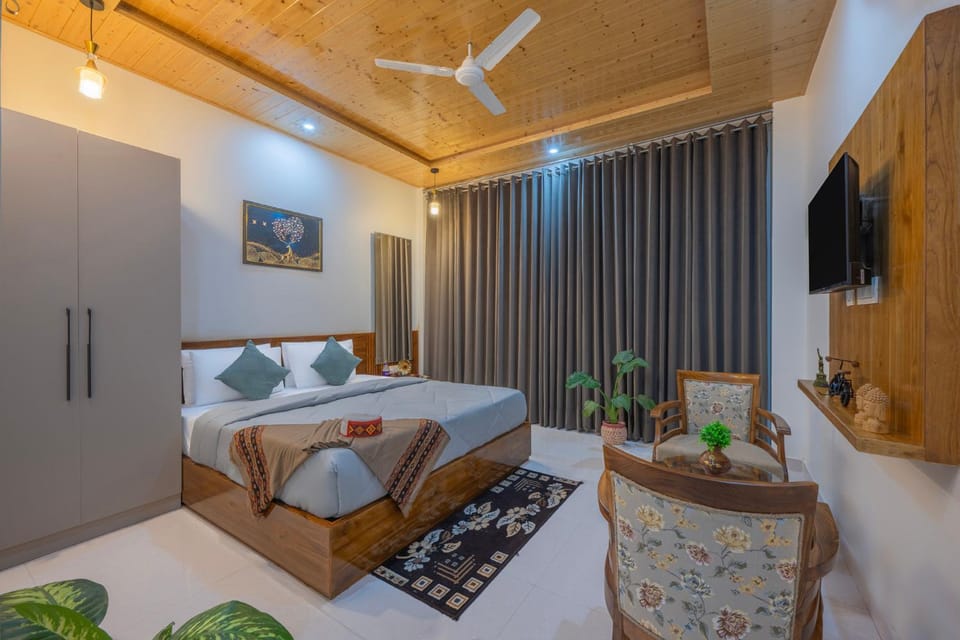 Bed, TV and multimedia, Living room, Bedroom