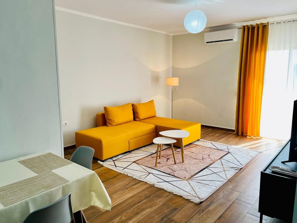Communal lounge/ TV room, Bed, TV and multimedia, Living room, Photo of the whole room, Seating area, Evening entertainment, Bedroom, air conditioner