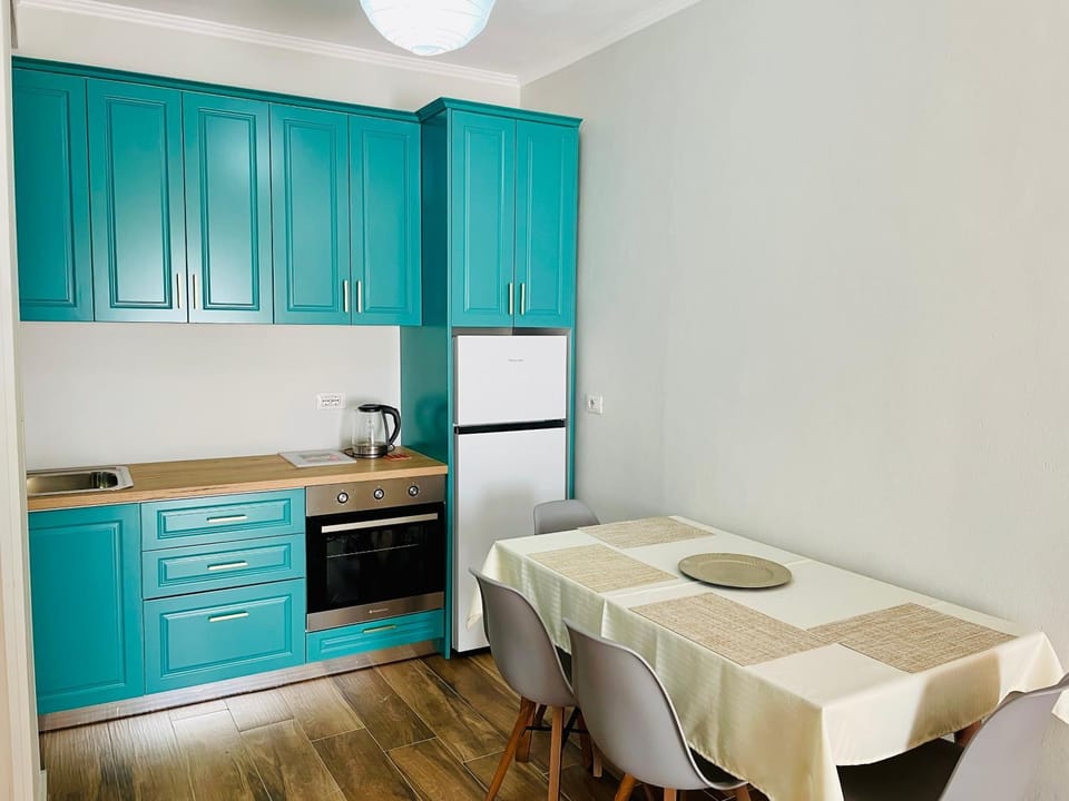 Kitchen or kitchenette, Dining area, minibar, stove