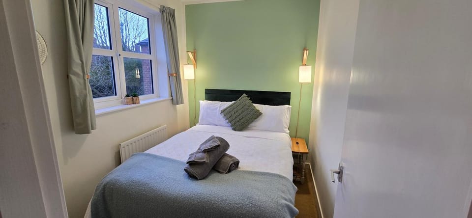 Bed, Photo of the whole room, Bedroom, towels