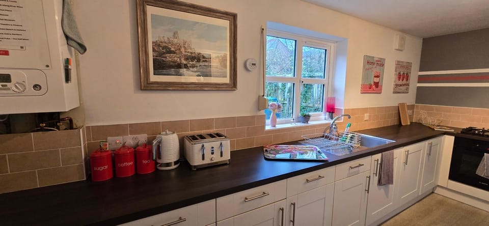 Coffee/tea facilities, Kitchen or kitchenette, stove, toaster