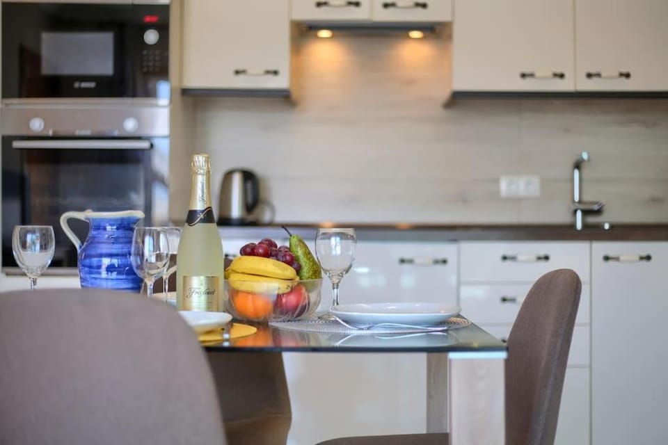 Kitchen or kitchenette, Dining area