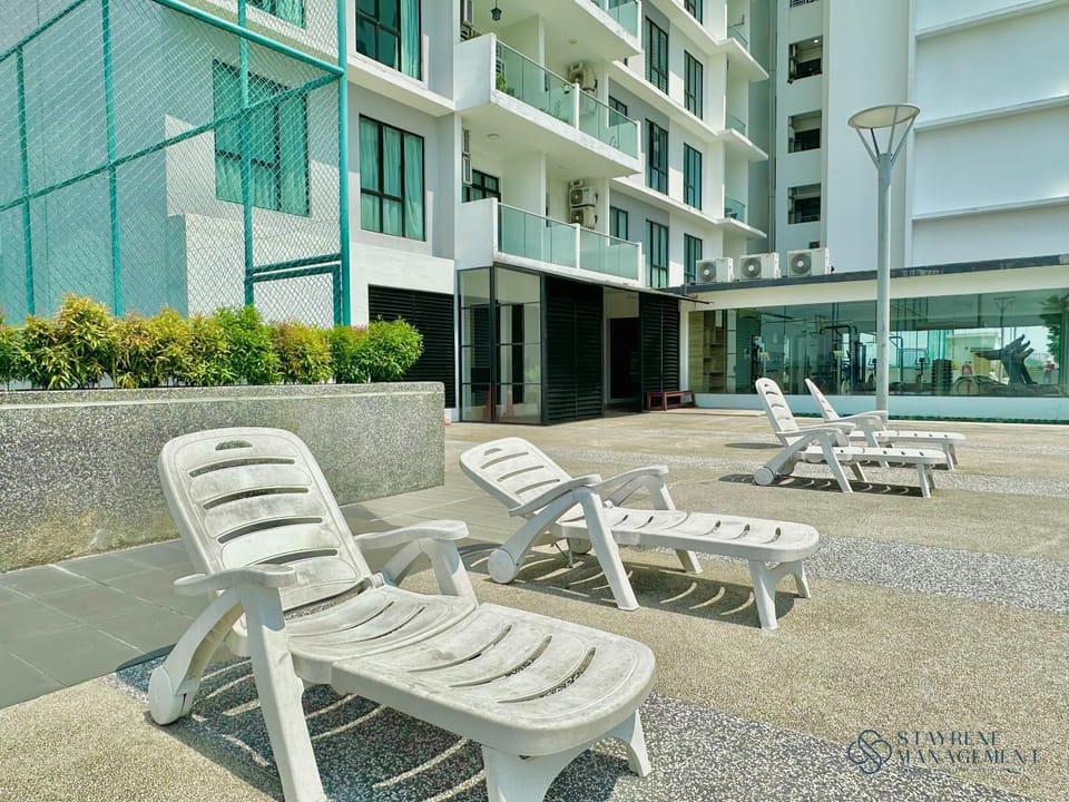 Swimming pool, sunbed