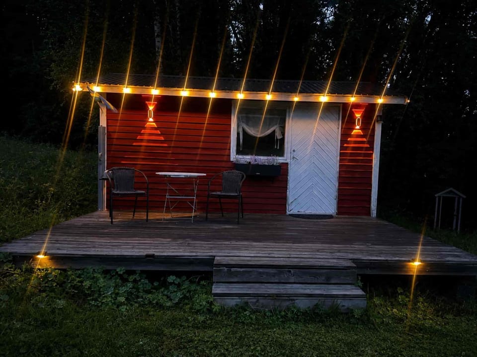 Liten sovstuga nära till sjö House in Sweden