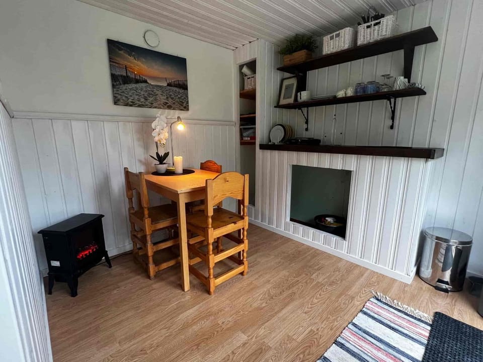 Liten sovstuga nära till sjö House in Sweden