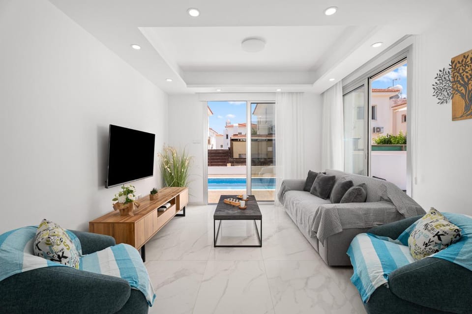 Communal lounge/ TV room, TV and multimedia, Living room