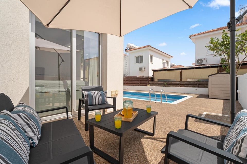 Day, View (from property/room), Balcony/Terrace, Seating area, Pool view, Swimming pool
