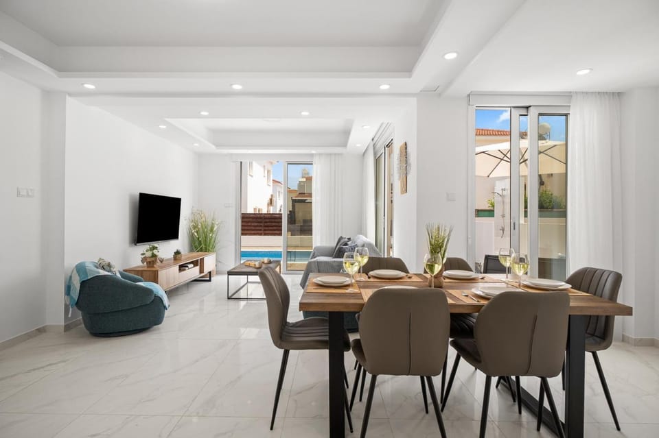 TV and multimedia, Living room, Dining area