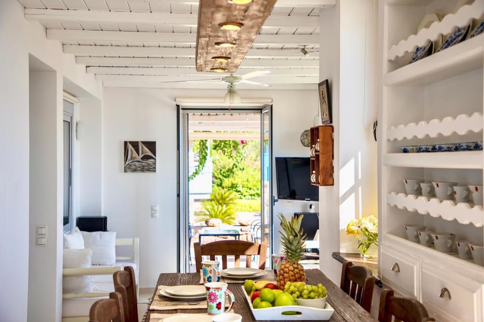 Kitchen or kitchenette, Living room, Food and drinks, Seating area, Dining area, Food