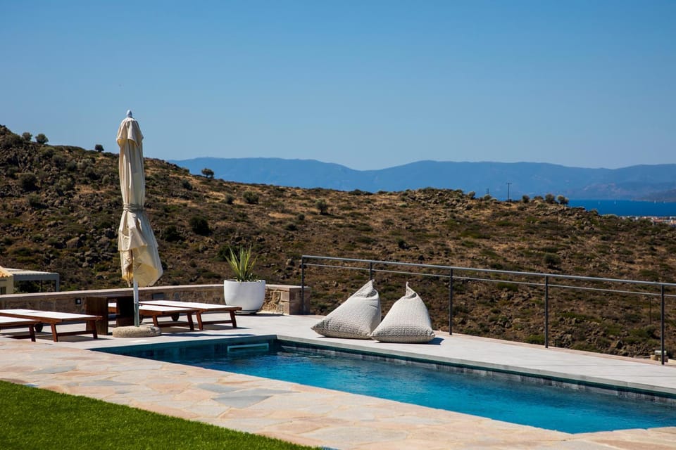 Patio, Nearby landmark, Day, Natural landscape, Mountain view, Pool view, Swimming pool, sunbed