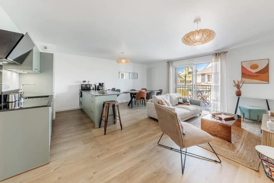 TV and multimedia, Kitchen or kitchenette, Living room, Seating area, Dining area