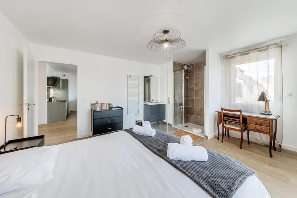 Bed, Photo of the whole room, Bedroom, towels