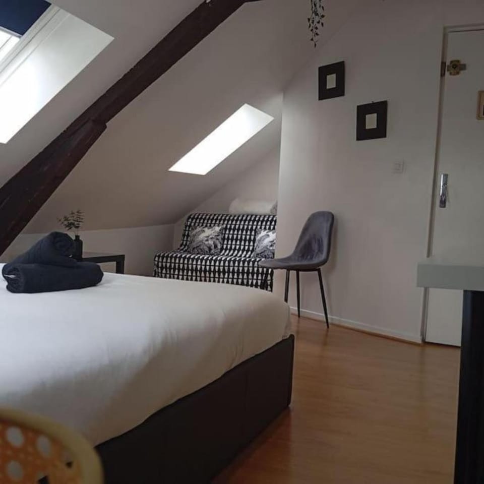 Bed, Living room