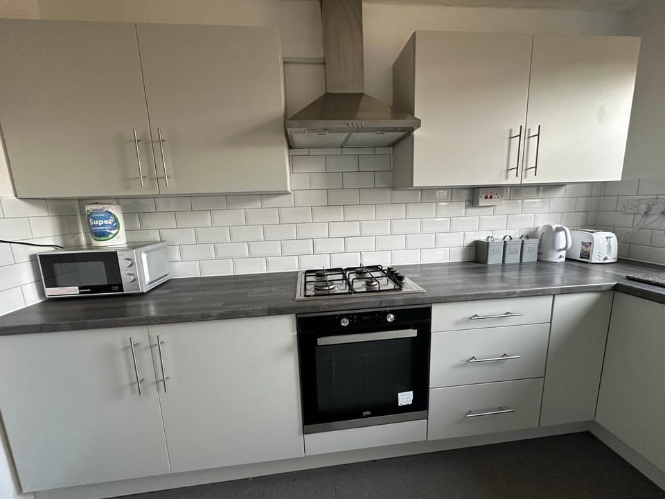 Coffee/tea facilities, Kitchen or kitchenette, dishwasher, stove, toaster