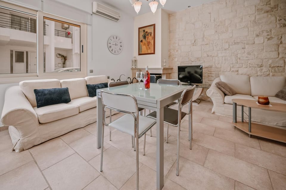 TV and multimedia, Living room, Dining area, air conditioner