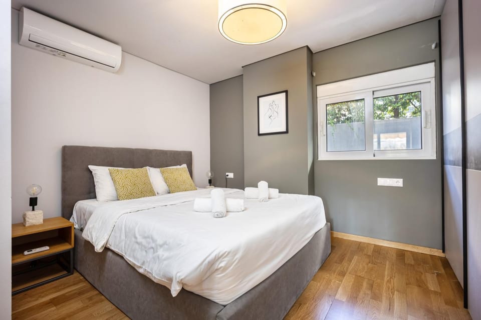 Bed, Photo of the whole room, Bedroom, air conditioner