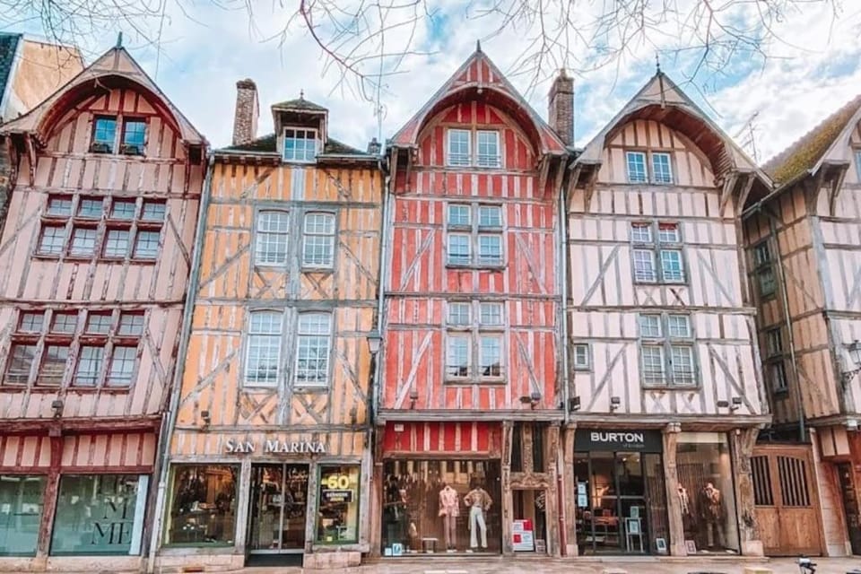 Day, Neighbourhood, City view, Location