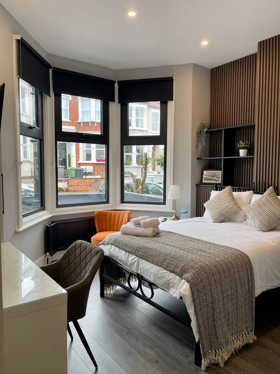 Bedroom, towels