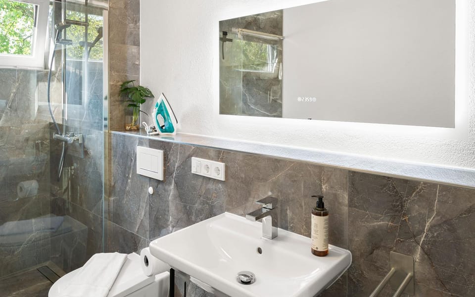 Shower, Toilet, Bathroom, towels