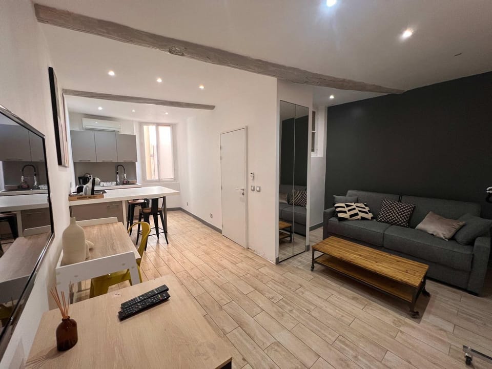 TV and multimedia, Kitchen or kitchenette, Living room, Seating area, Dining area