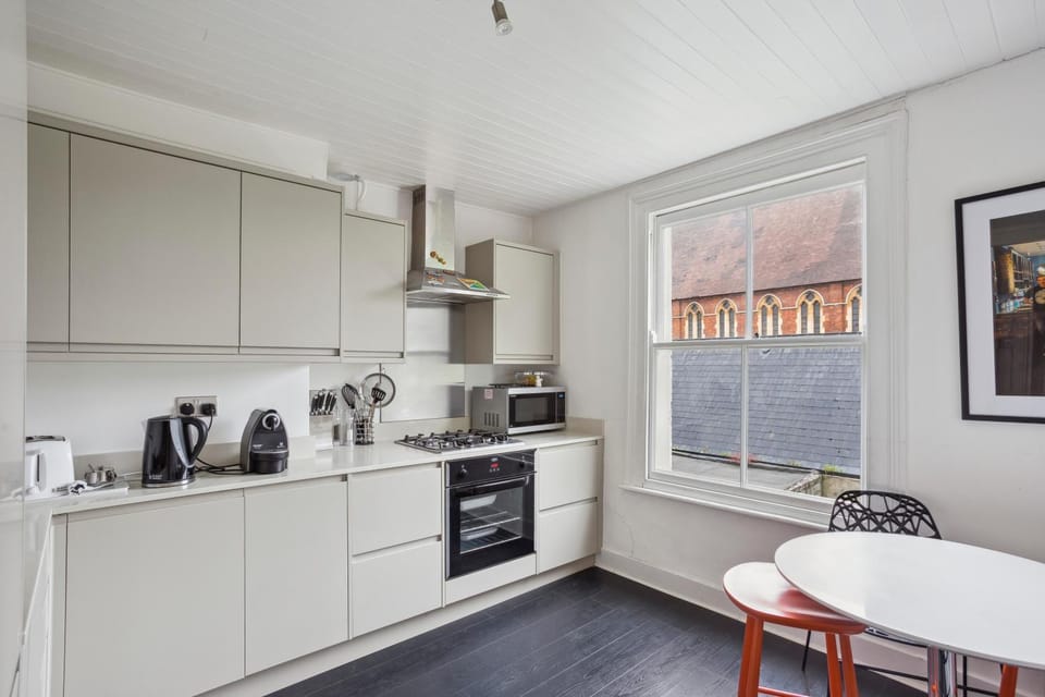 Coffee/tea facilities, Kitchen or kitchenette, Dining area, dishwasher, oven, stove, toaster