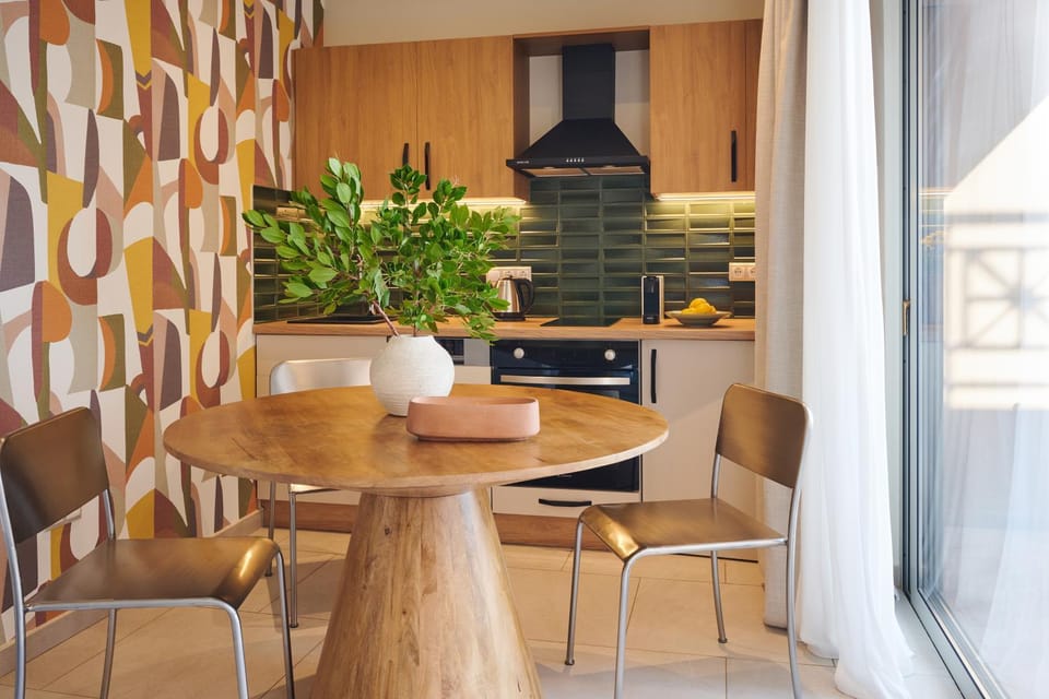 Kitchen or kitchenette, Dining area, stove