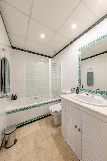 Shower, Toilet, Bathroom, Bath, towels