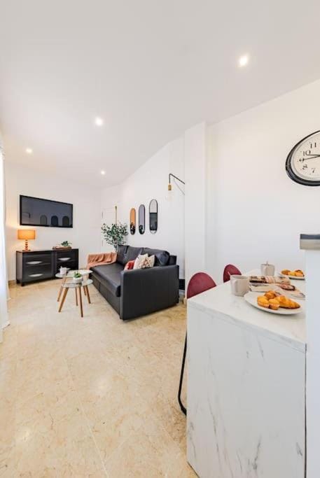TV and multimedia, Living room, Food and drinks, Photo of the whole room, Seating area, Dining area