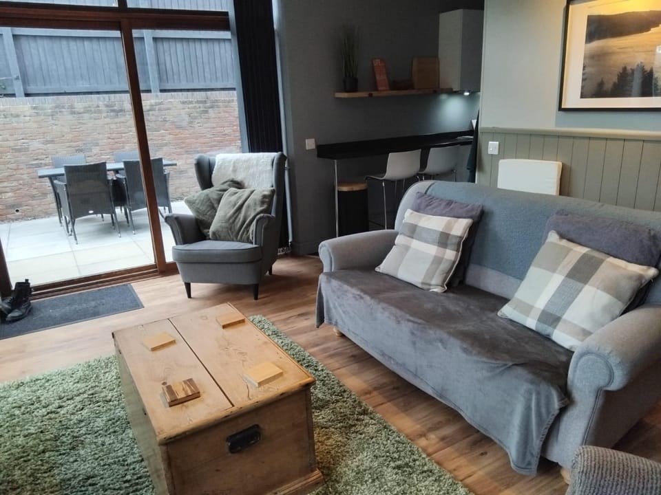 1-Bed Apartment - Sleeps 2 & Private Parking Apartment in Wales
