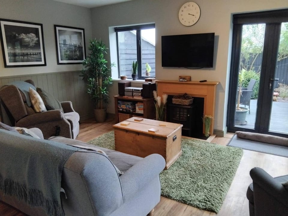1-Bed Apartment - Sleeps 2 & Private Parking Apartment in Wales