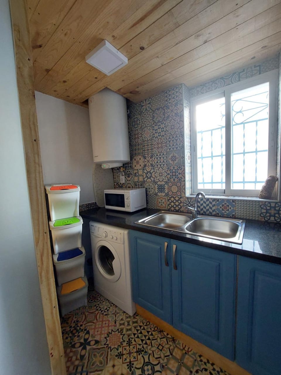 Kitchen or kitchenette, washing machine