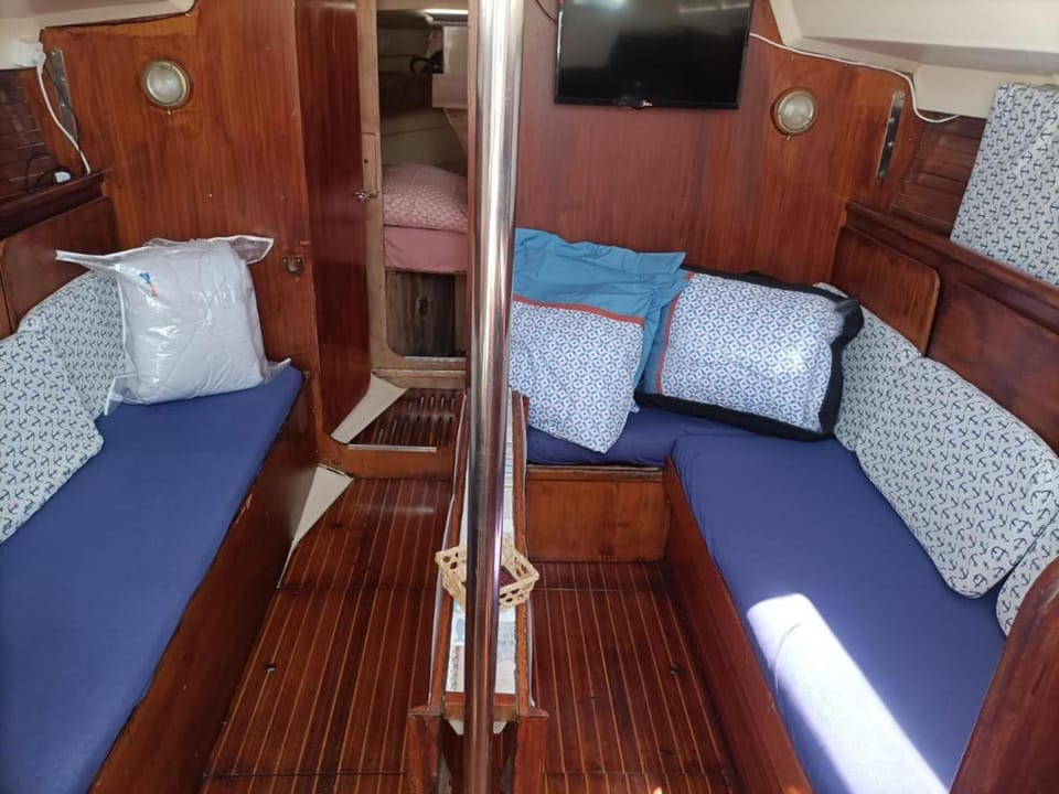 nuit insolite sur un bateau Docked boat in Canet-en-Roussillon