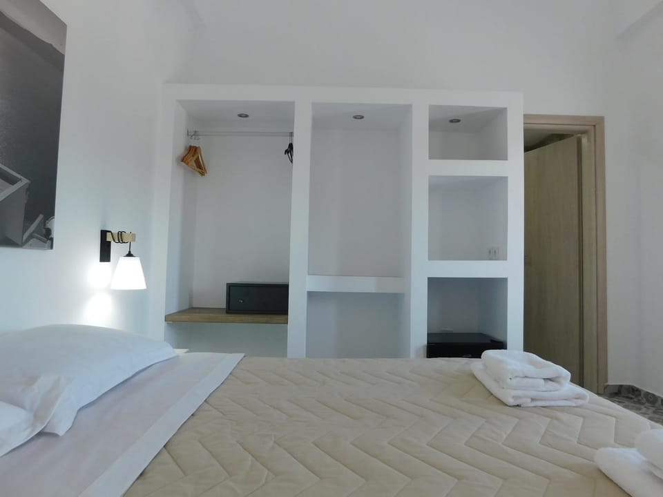Photo of the whole room, Bedroom, towels