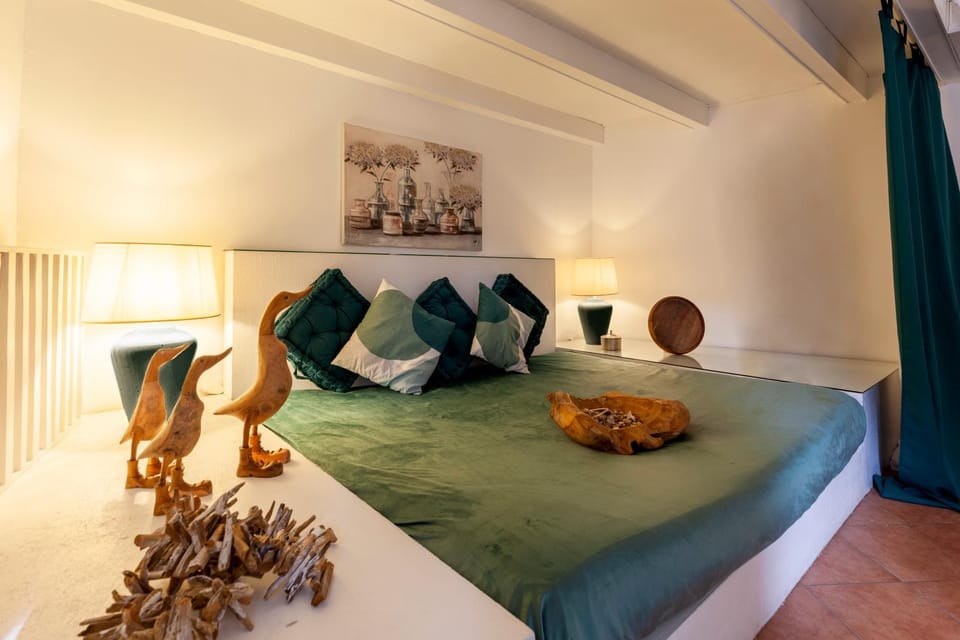 Bed, Living room, Photo of the whole room, Seating area, Bedroom