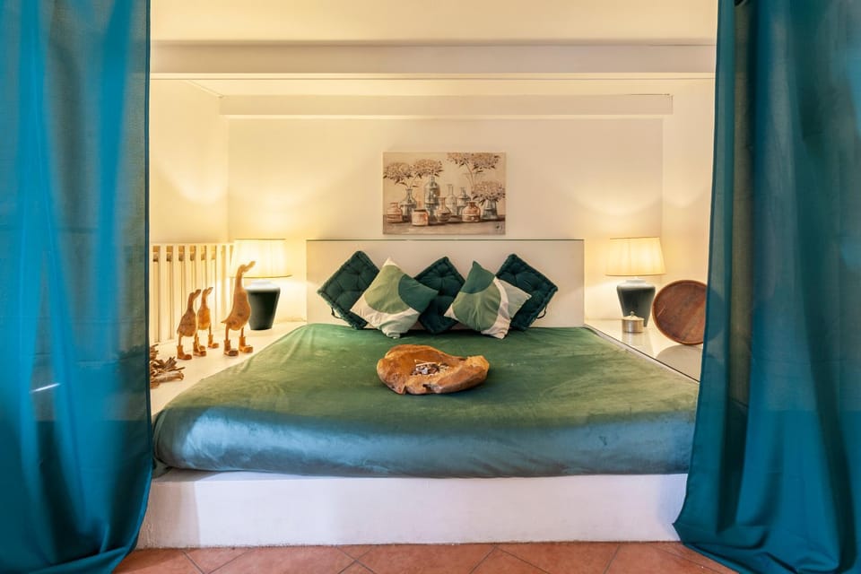 Bed, Living room, Photo of the whole room, Seating area, Bedroom