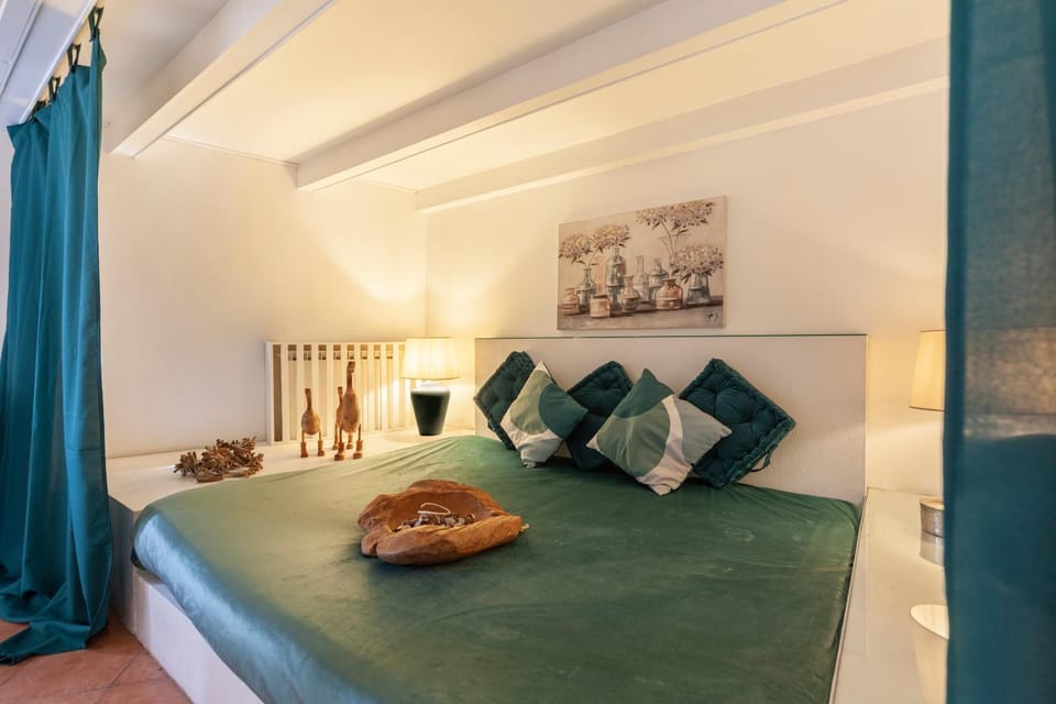Bed, Living room, Photo of the whole room, Seating area, Bedroom