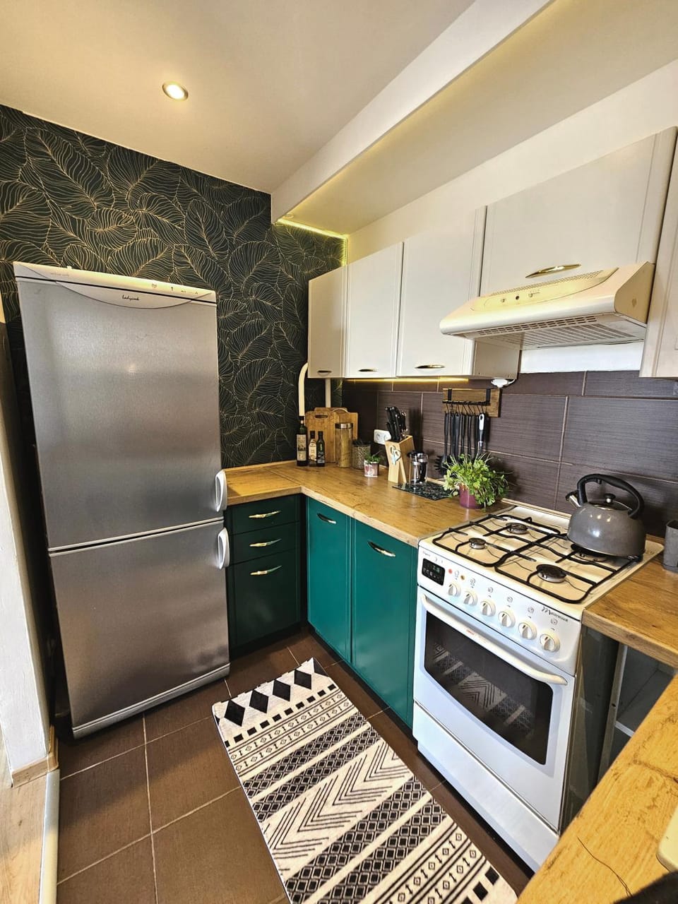 Kitchen or kitchenette, oven